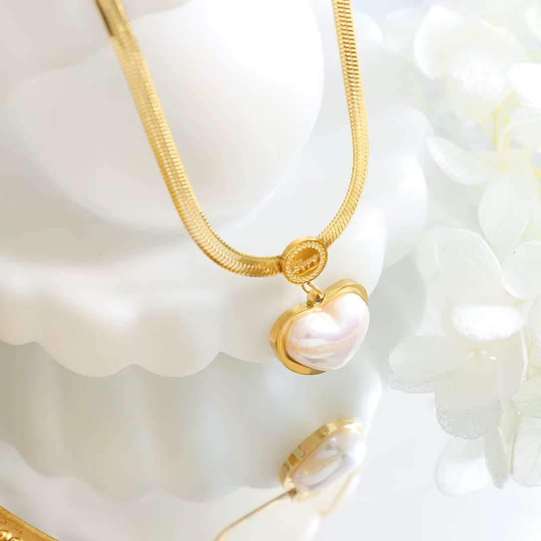 Collar corazón de perla| Baño de oro + caja de lujo gratis.